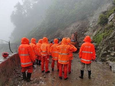 怒江公路局退役军人职工茶荣光的多彩人生 --从“军绿”到“橘红”