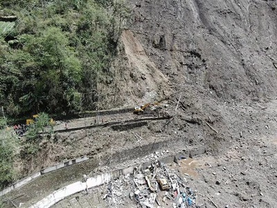 独龙江突发泥石流 怒江公路局积极开展抢险保通救援工作