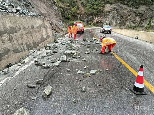 云南迪庆州强降雨致多路段阻断 央广网
